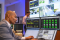 La imagen muestra a un hombre trabajando en la gestión de centros de datos integrados en operadores de telecomunicaciones