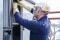 En la imagen se ve a un técnico de Carrier trabajando en la actualización de una máquina de refrigeración