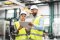 Ingenieros petroquímicos que evalúan la necesidad de refrigeración y calefacción temporales en una instalación industrial.