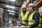 Equipo de logística evaluando las condiciones del almacén para la refrigeración y la calefacción temporales.