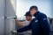 Técnicos de Carrier realizando una inspección técnica de sistemas HVAC para mejorar la fiabilidad, la seguridad y el rendimiento energético de la instalación.