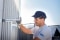 Técnico de Carrier supervisando el funcionamiento de una instalación HVAC para garantizar eficiencia energética, confort y rendimiento sostenible.