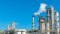 Planta petroquímica en la que se utilizan sistemas de calefacción y refrigeración para controlar las condiciones de los procesos.