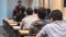 Los alumnos de la clase siguen al profesor.