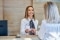 Una mujer sonriente en la recepción de un hotel