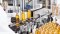 Un científico en el laboratorio retira una botella de la cadena de producción