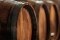 Barricas de vino en una bodega con control de temperatura para la producción vinícola