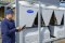 Técnicos especializados analizando equipos de climatización HVAC para dimensionamiento preciso y optimización de costes