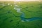 Vista aérea: un río atraviesa un bosque verde