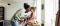 La imagen muestra a una mujer que interactúa cariñosamente con un pequeño sentado en la encimera de la cocina.