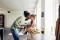 La imagen muestra a una mujer que interactúa cariñosamente con un niño pequeño sentado en la encimera de la cocina.