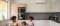 La imagen muestra a un joven padre con sus dos hijas en la cocina, con un aparato de aire acondicionado Carrier en la pared.