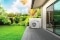 La imagen muestra una bomba de calor monobloc Carrier AquaSnap 30AWH-P en la terraza de una vivienda unifamiliar.